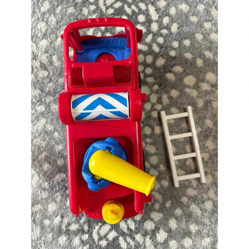 Fisher Price Little People Helping Others Fire Truck with 2 Figures Boy & Girl